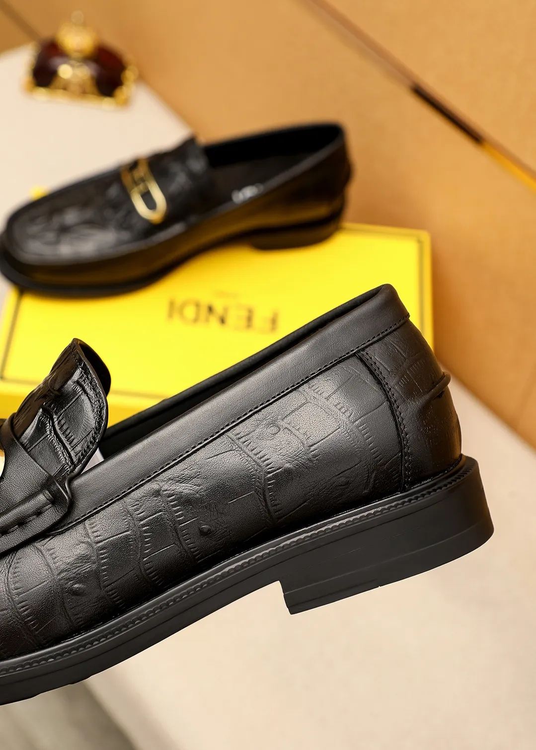Men's shoes 💰460 💐 Product trademark: FENDI [Fendi] casual leather shoes Regular size: 38-44 (45.46🉑️customized) Product materials: Selected imported first-layer calfskin embossed upper + luxury hardware buckle, imported cow 🐂 lining. Strong three-dimensional visual effect, original outsole color: 1⃣️color optional